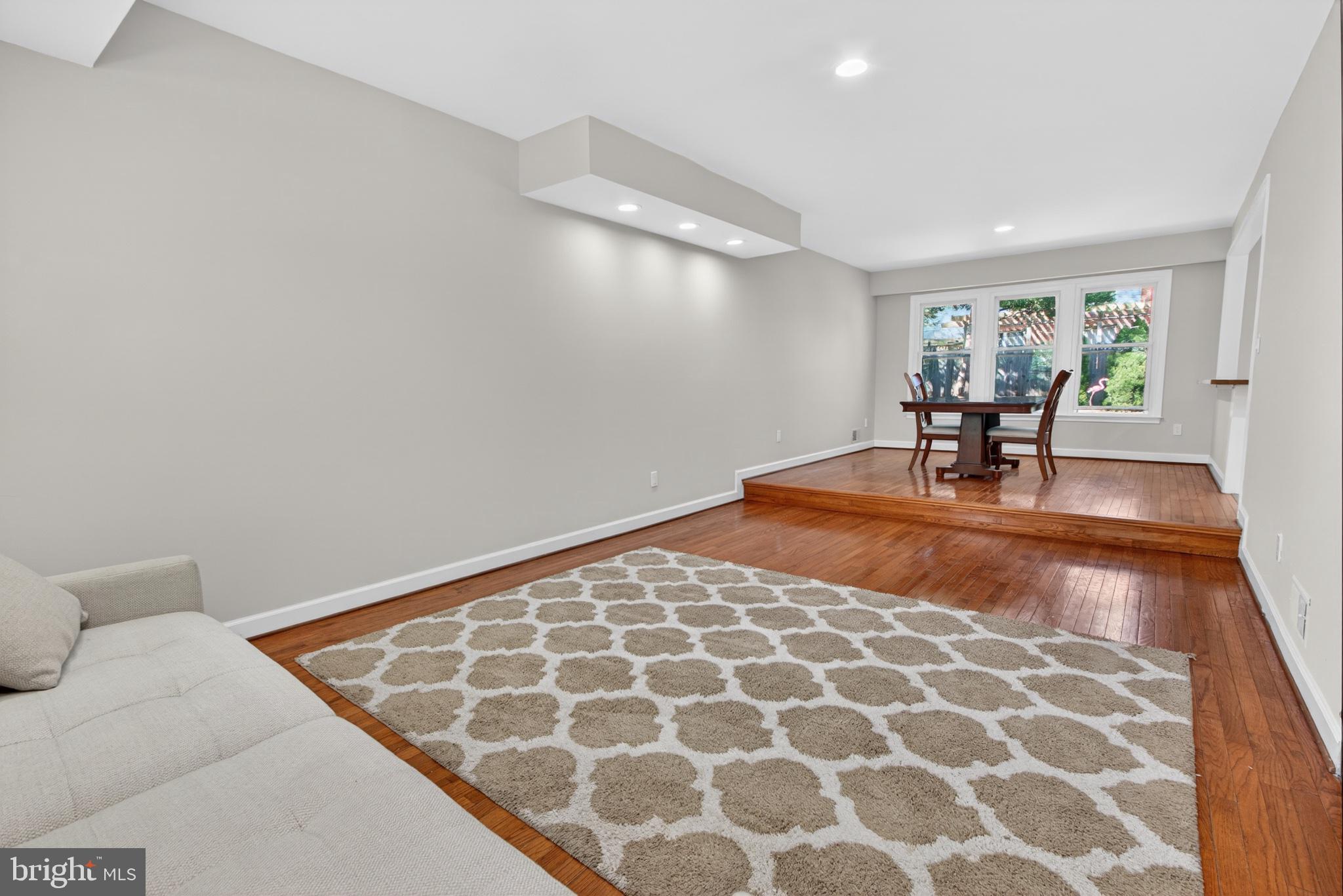 16 Redding Ridge Drive Gaithersburg, MD 20878 - Photo 10 of 53 Spacious living area with natural light.