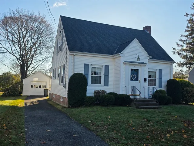a view of a house with backyard and garden