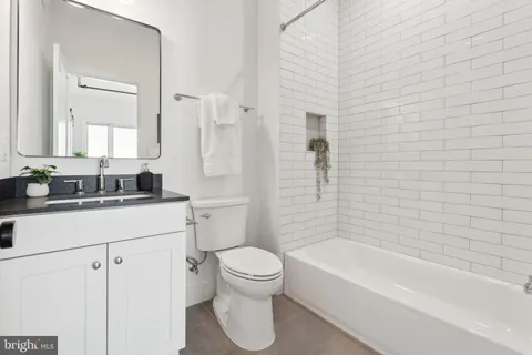 $2,625 | 901 King Street, Unit 305, Alexandria, VA 22314