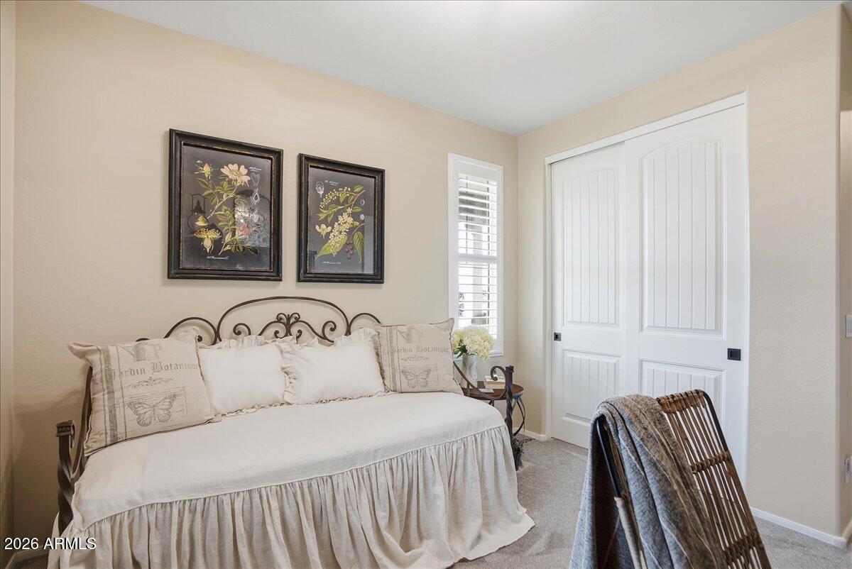 6150 North Stratford Court Rimrock, AZ 86335 - Photo 33 of 60 a bedroom with a bed and a painting on the wall