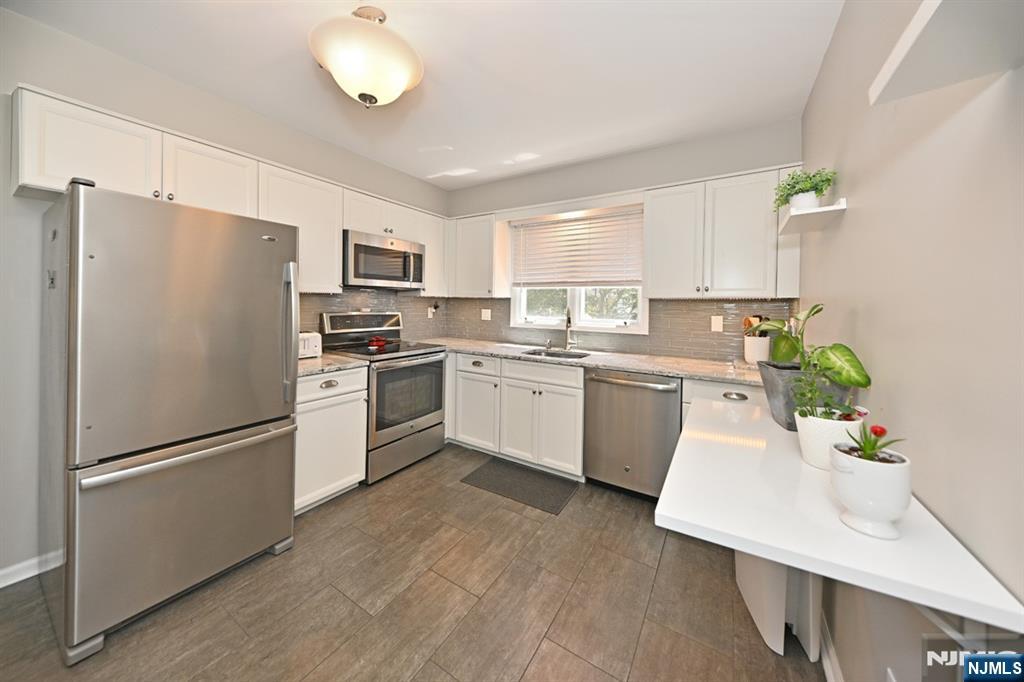 60 Sunset Court Mahwah, NJ 07430 - Photo 4 of 25