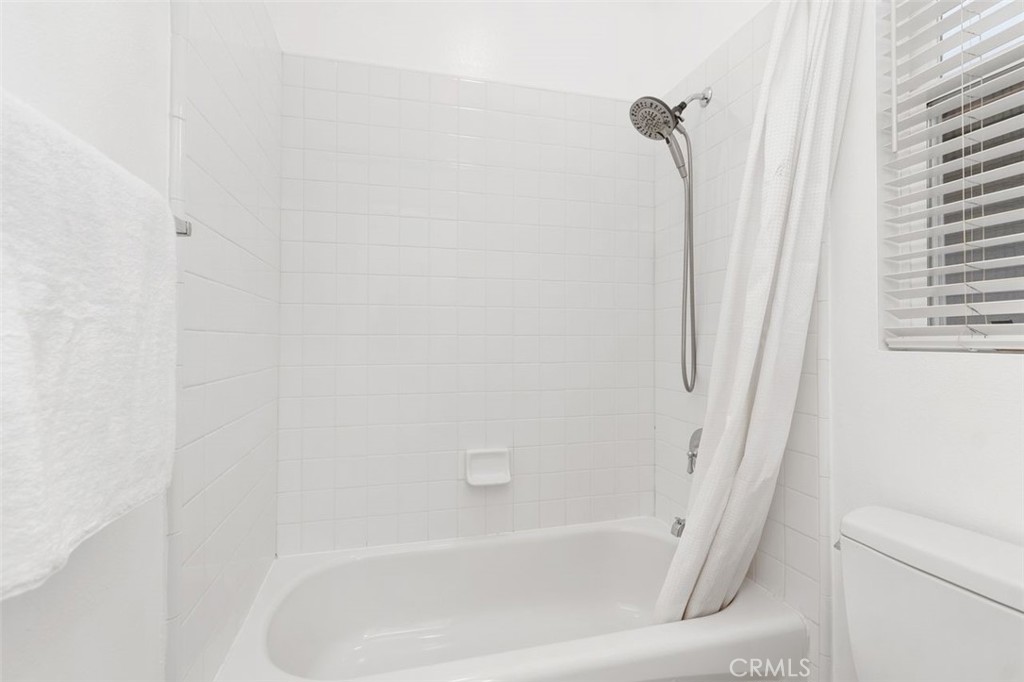 31 Dinuba Irvine, CA 92602 - Photo 33 of 67 Upstairs secondary bathroom