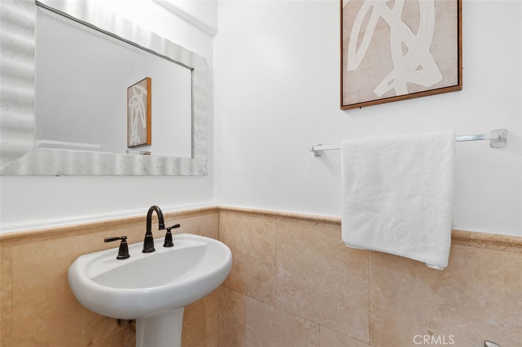 31 Dinuba Irvine, CA 92602 - Photo 38 of 67 Powder Room