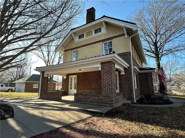 $355,000 | 1615 Main Street, Lexington, MO 64067