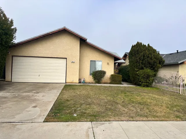 $2,100 | 2612 Huntsman Avenue, Selma, CA 93662