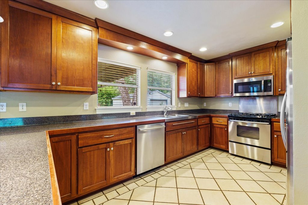 1205 Ruth Avenue Austin, TX 78757 - Photo 10 of 30