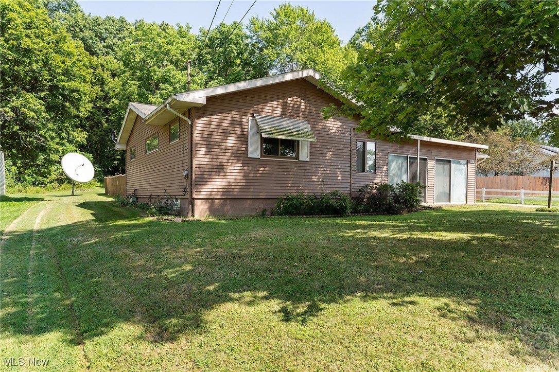 3907 Edwards Street Mineral Ridge, OH 44440 - Photo 12 of 45 View of side of home featuring a lawn