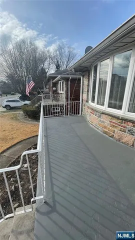 a view of a house with backyard