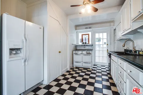 $2,195,000 | 105 Park Place, Venice, CA 90291