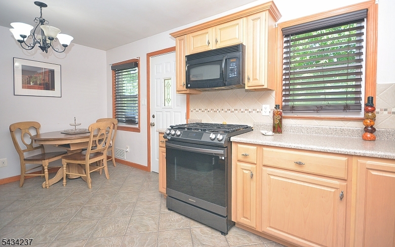 2463 Dorchester Road Union, NJ 07083 - Photo 8 of 33
