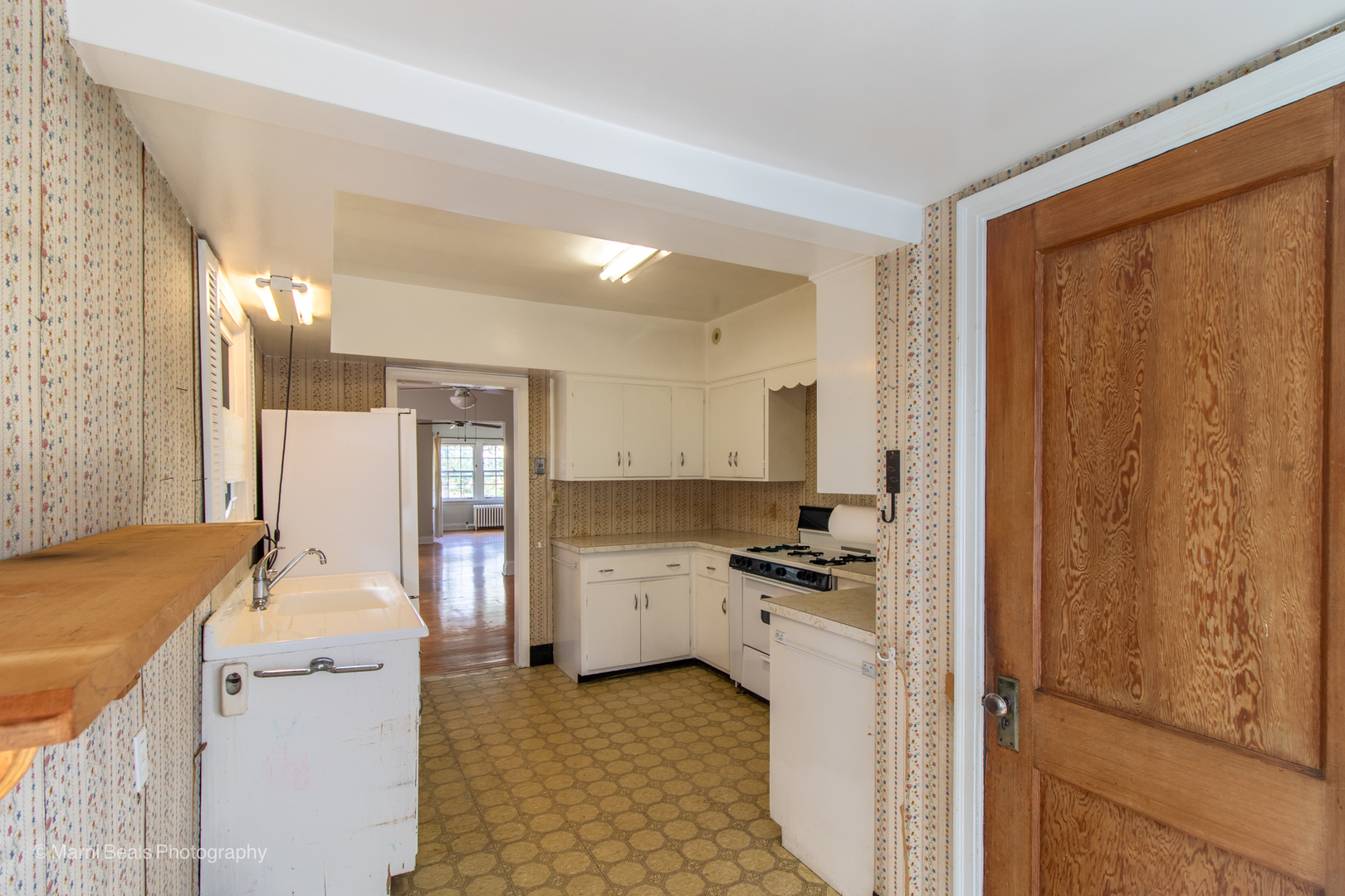 269 Shenstone Road Riverside, IL 60546 - Photo 9 of 25 a kitchen with a sink stove and refrigerator
