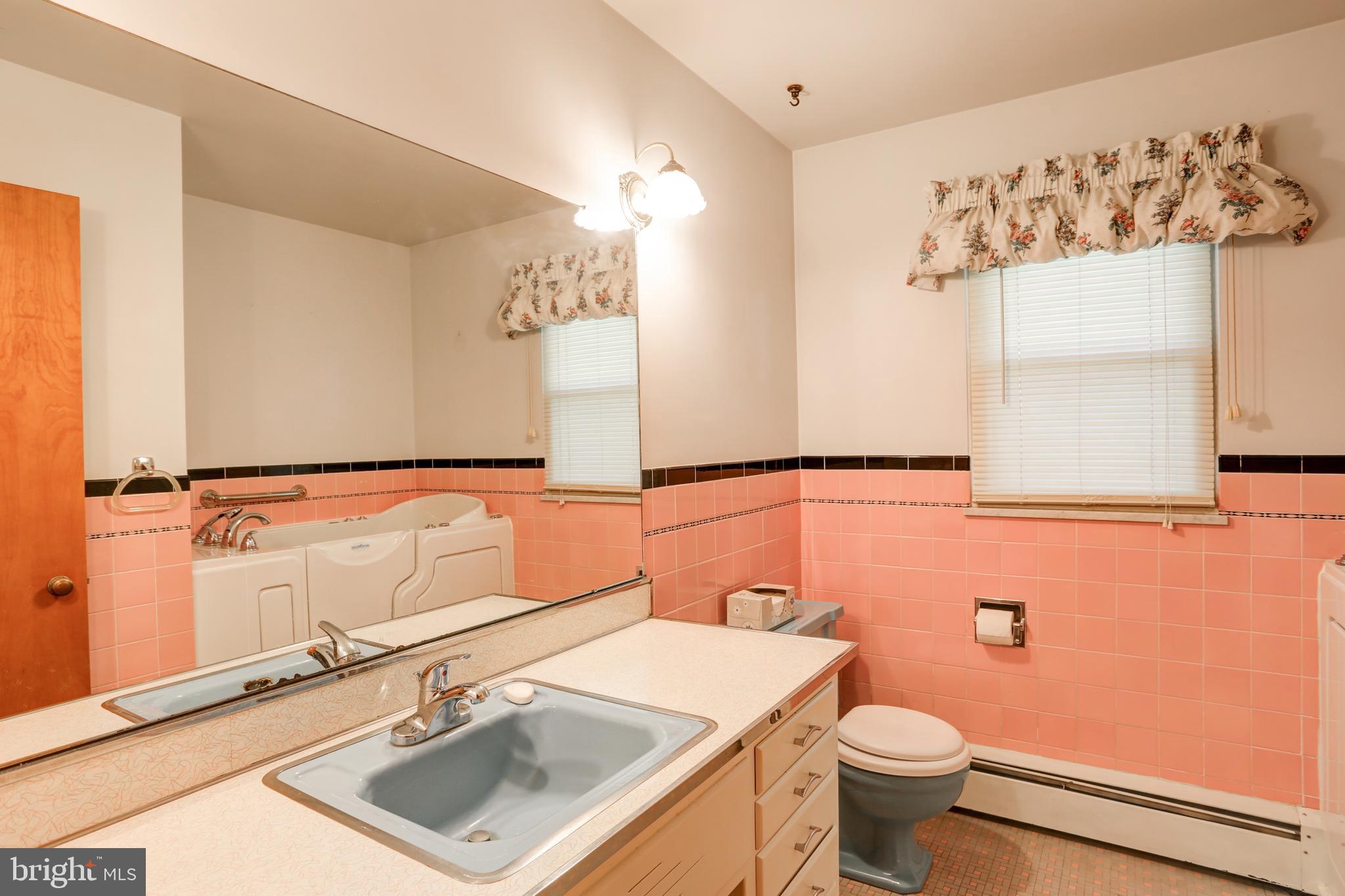 50 Foreman Road Elizabethtown, PA 17022 - Photo 15 of 36 1st floor bath