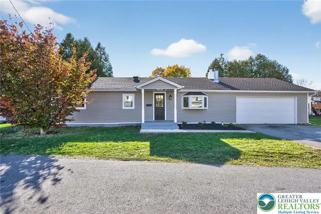 a view of a yard in front of a house