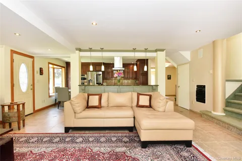 $1,699,998 | 3 Joy Drive, Manhasset Hills, NY 11040
