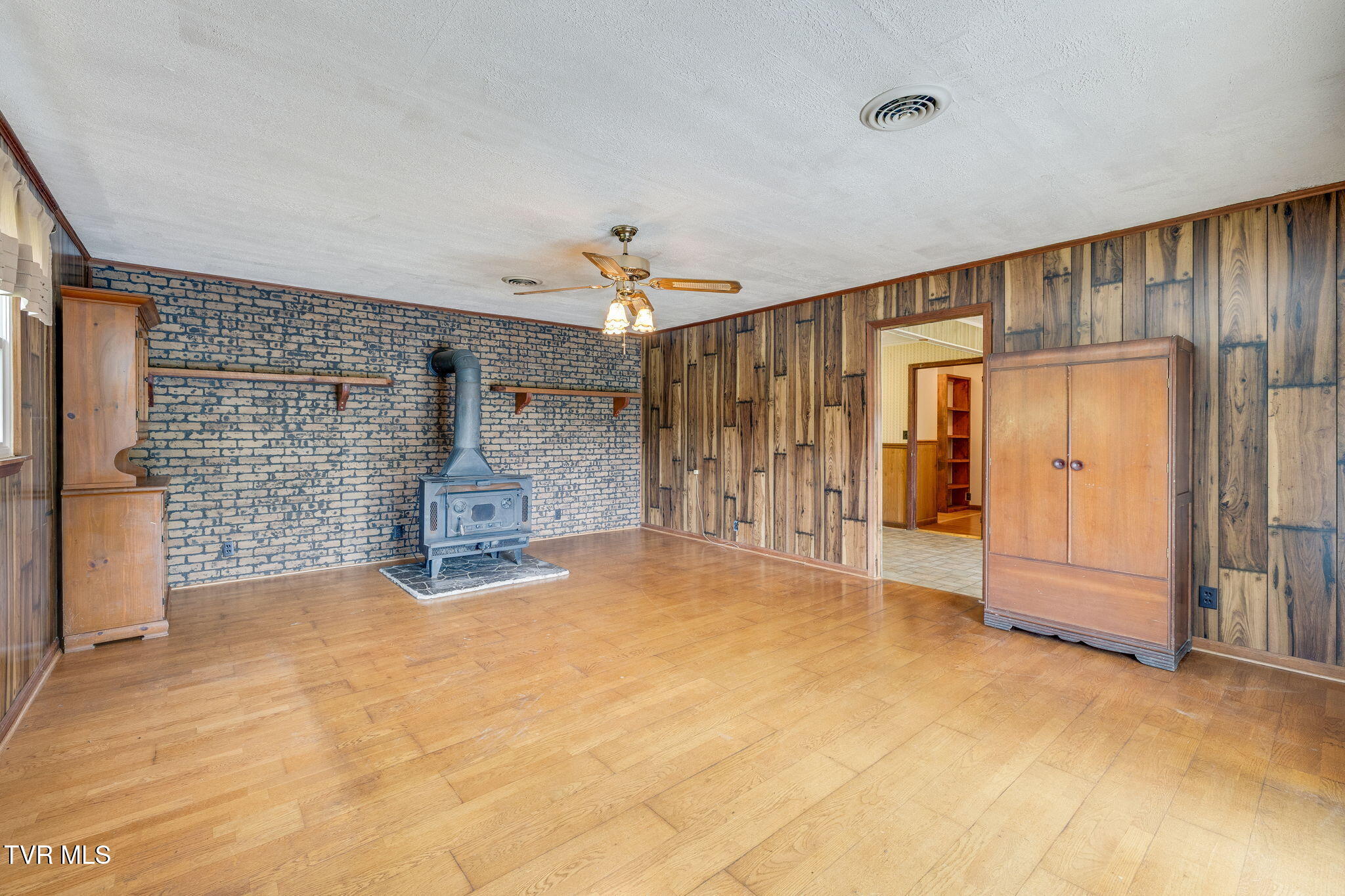141 Russell Road Telford, TN 37690 - Photo 4 of 33 004