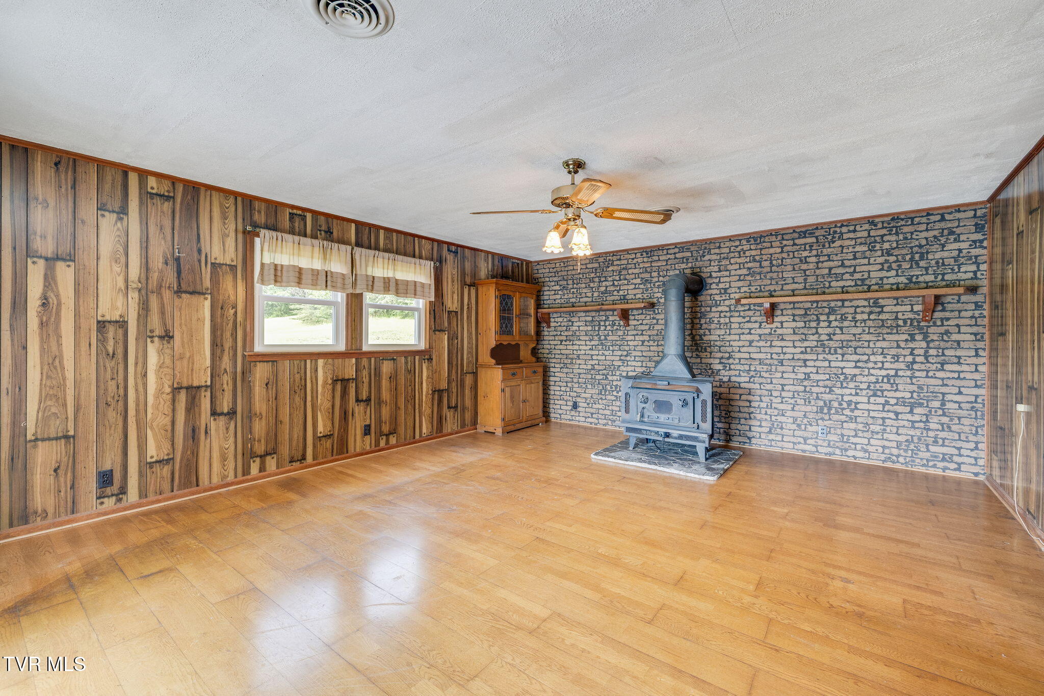 141 Russell Road Telford, TN 37690 - Photo 5 of 33 005