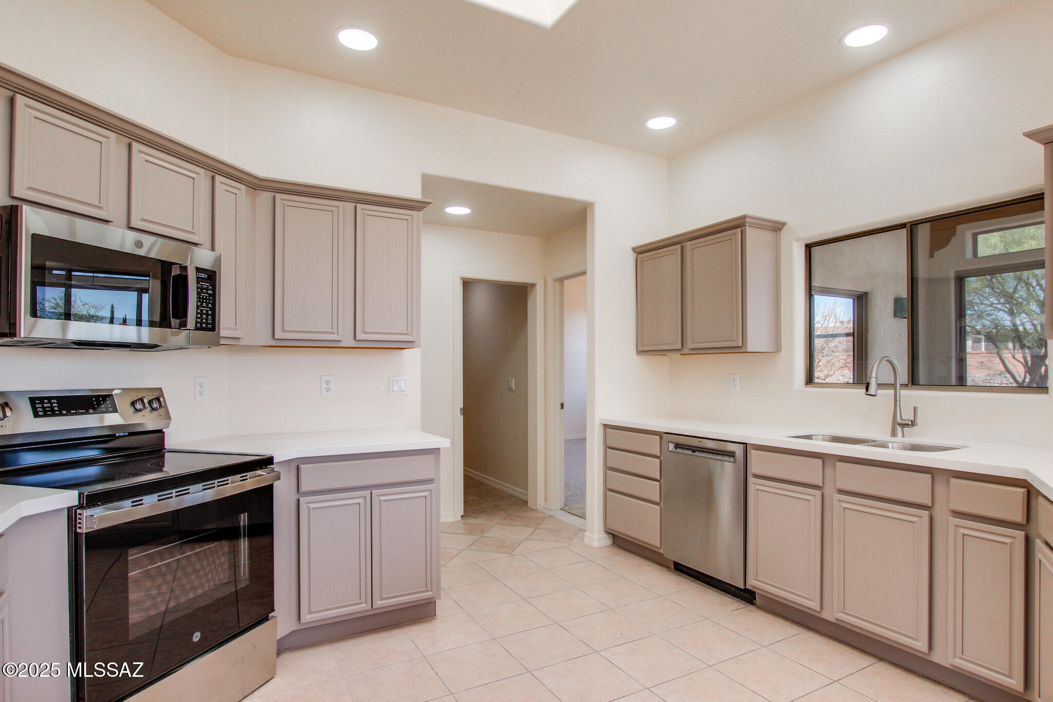 656 West Rio Moctezuma Green Valley, AZ 85614 - Photo 2 of 43 Gallery Image 2