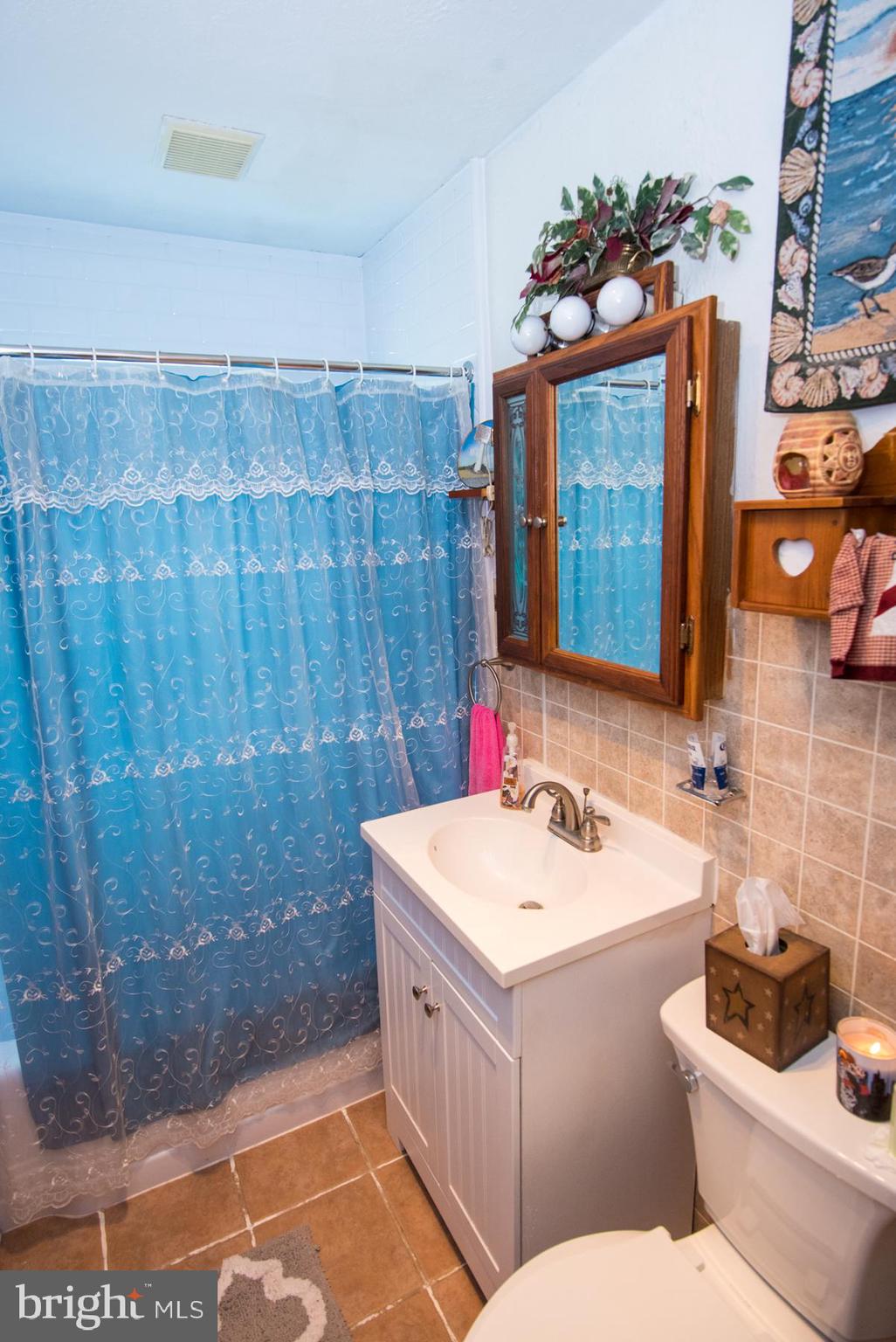 906 Township Line Road Phoenixville, PA 19460 - Photo 15 of 41 Full hall bath