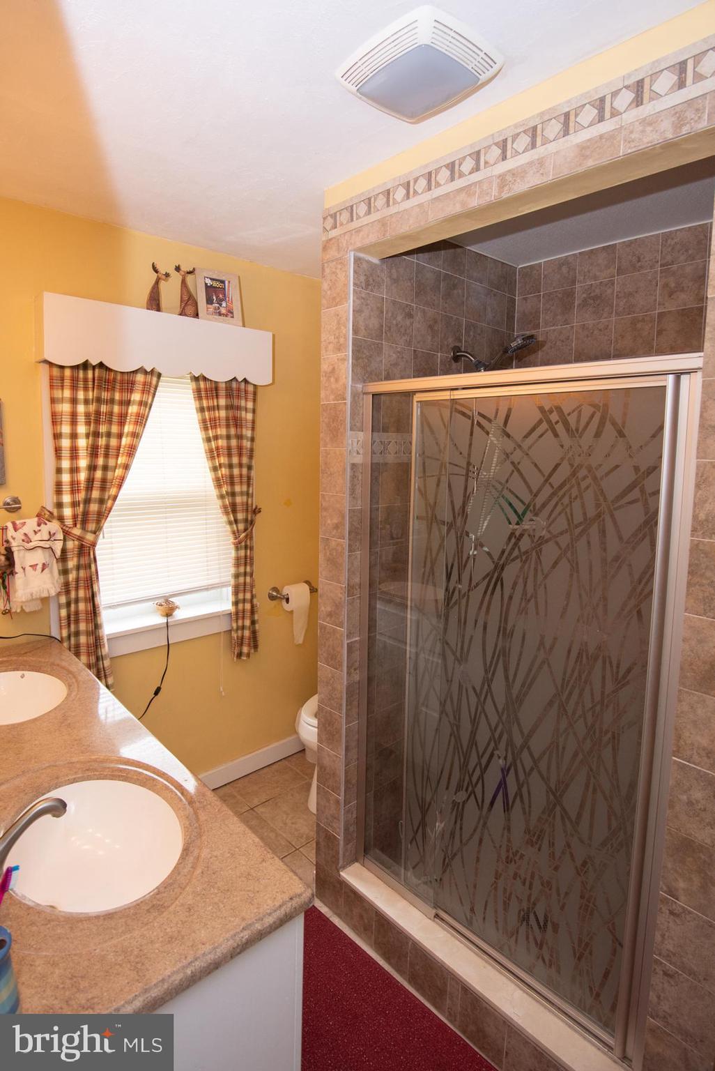 906 Township Line Road Phoenixville, PA 19460 - Photo 19 of 41 Main bedroom bath