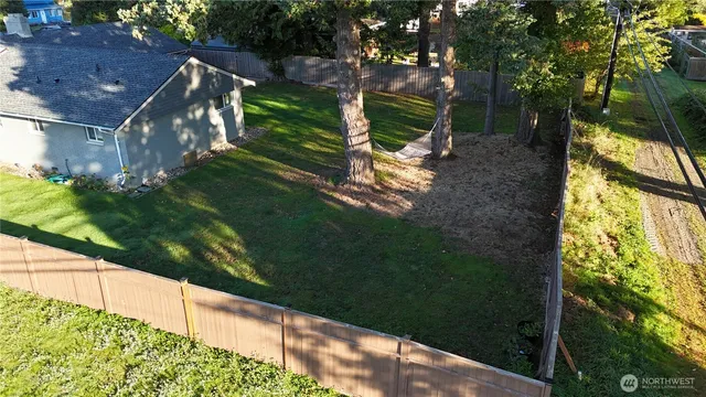 a view of a backyard