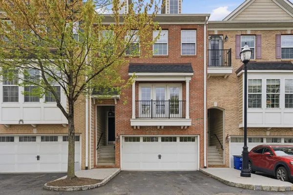 $879,000 | 27 Creekside Court, Secaucus, NJ 07094