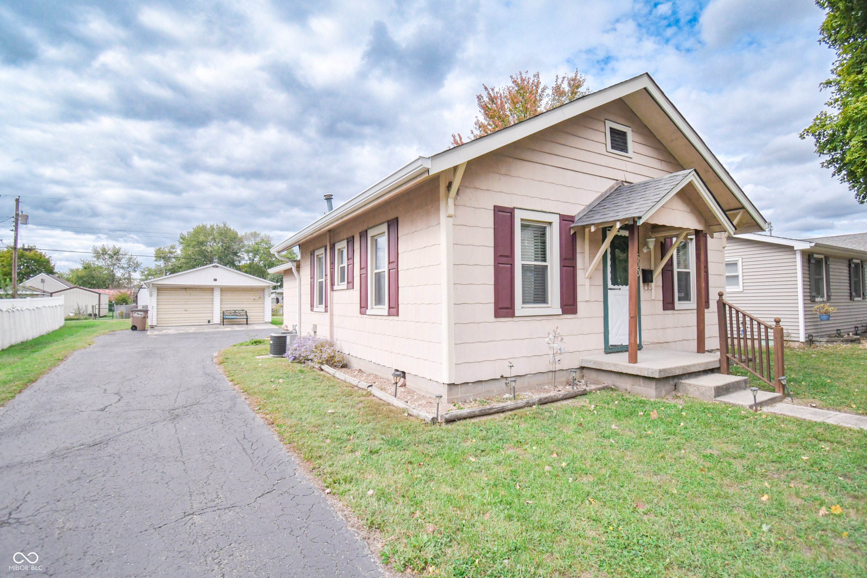 500 Cleveland Street Columbus, IN 47201 - Photo 3 of 32