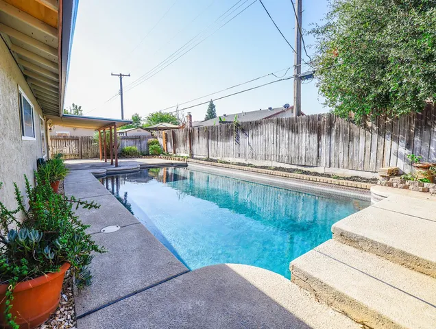 a view of a house with a backyard