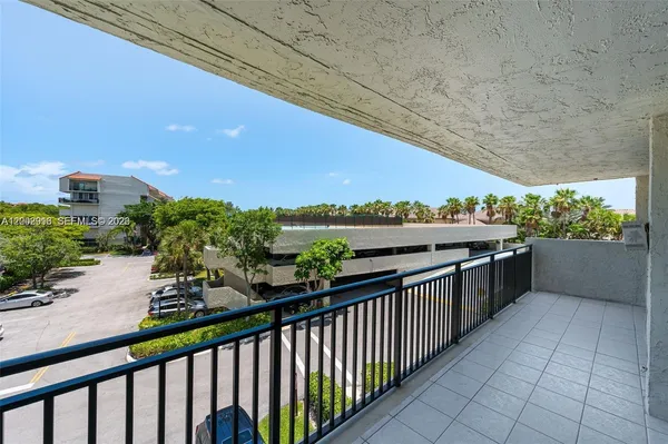 $1,400,000 | 3912 South Ocean Boulevard, Unit 306, Highland Beach, FL 33487