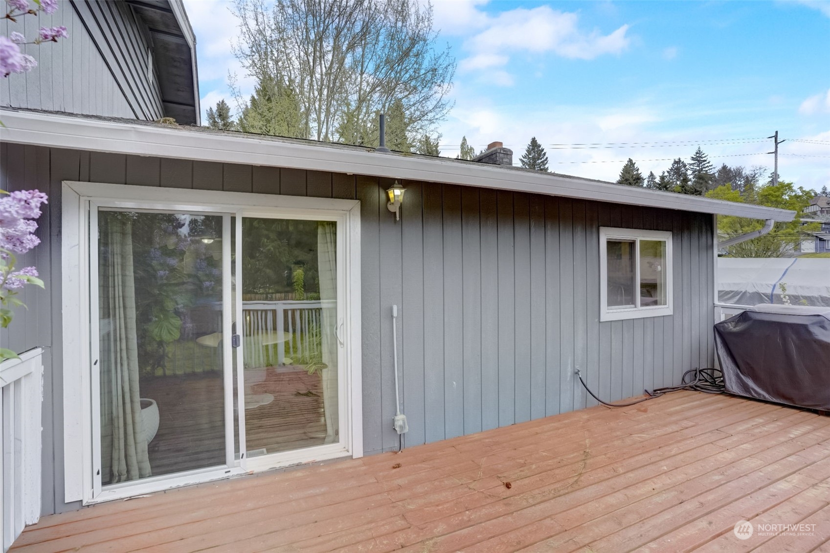 968 Brookdale Road East Tacoma, WA 98445 - Photo 28 of 31 a backyard of a house with wooden floor