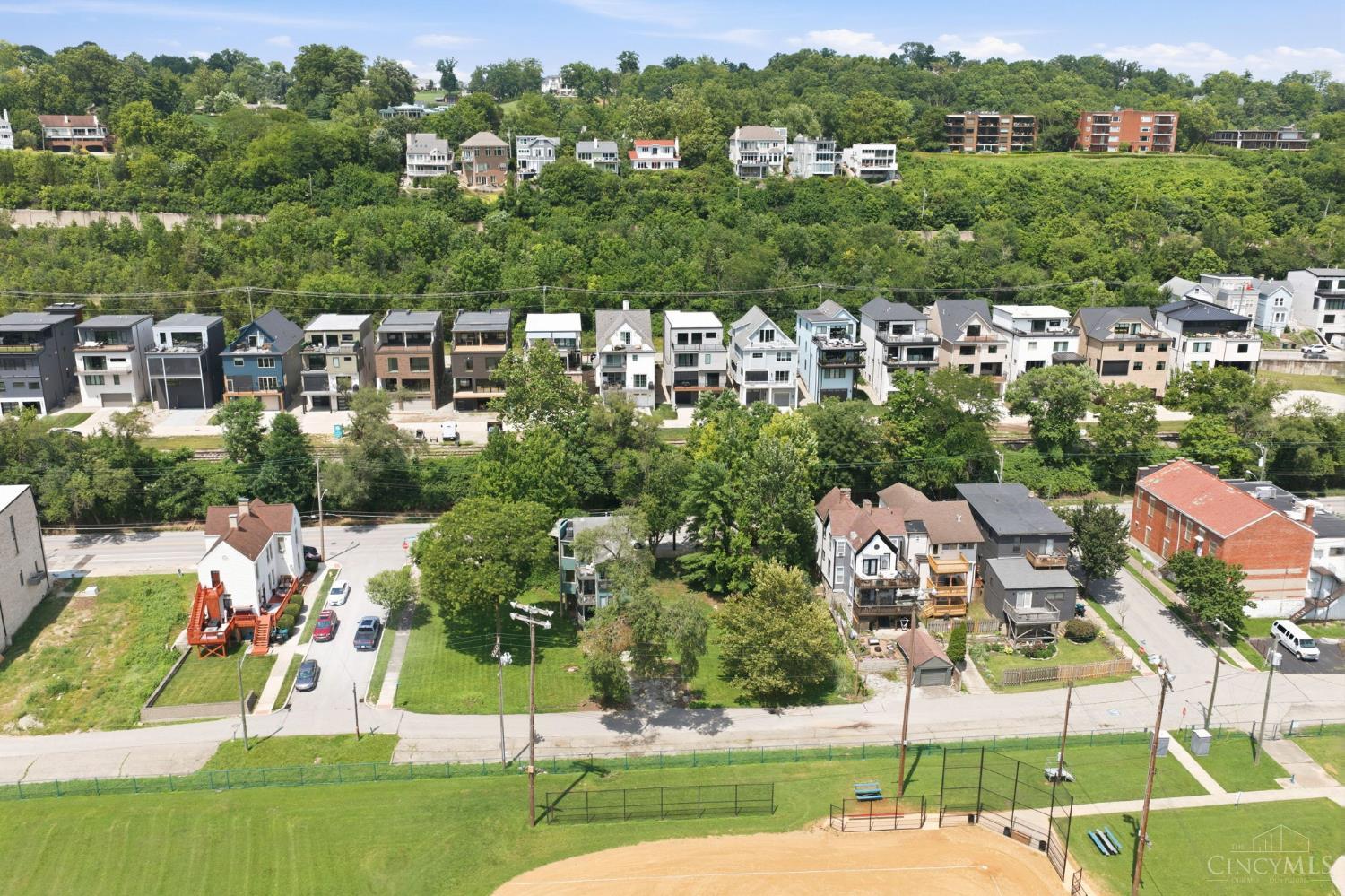 3035 Riverside Drive Cincinnati, OH 45226 - Photo 4 of 9