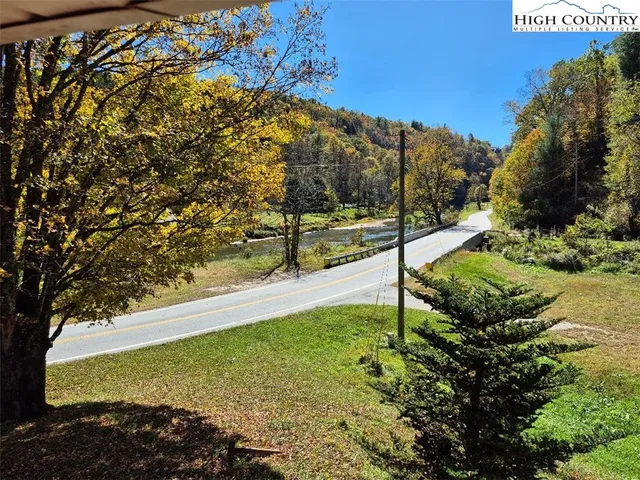 a view of a back yard