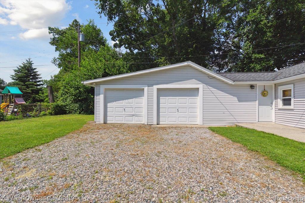 890 Farnsworth Road White Lake, MI 48386 - Photo 3 of 42
