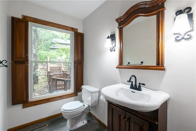 $575,000 | 5420 Northwest Foxhill Road, Parkville, MO 64152