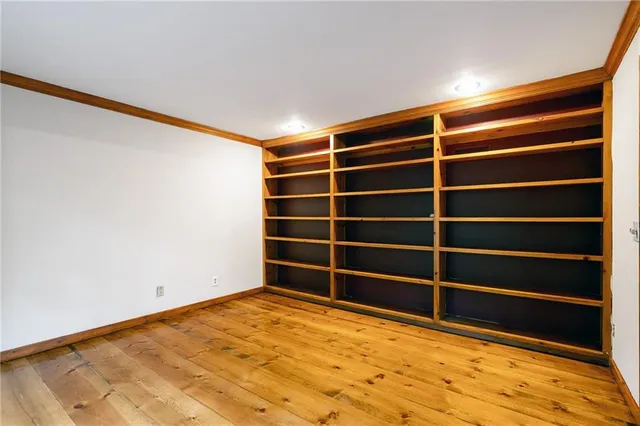 $575,000 | 5420 Northwest Foxhill Road, Parkville, MO 64152