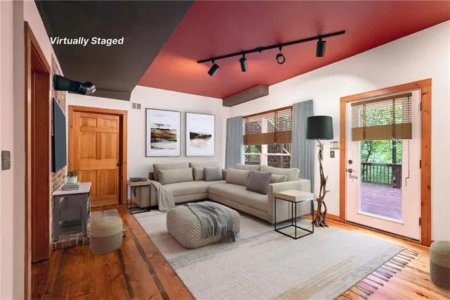 $575,000 | 5420 Northwest Foxhill Road, Parkville, MO 64152