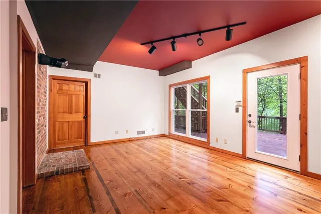 $575,000 | 5420 Northwest Foxhill Road, Parkville, MO 64152