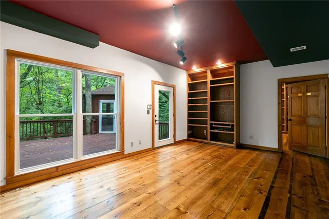 $575,000 | 5420 Northwest Foxhill Road, Parkville, MO 64152