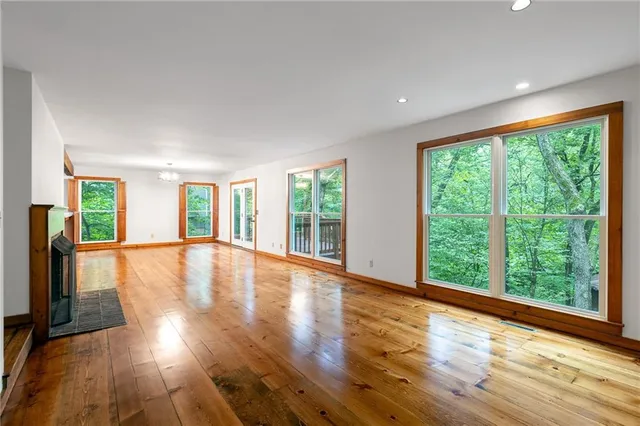 $575,000 | 5420 Northwest Foxhill Road, Parkville, MO 64152