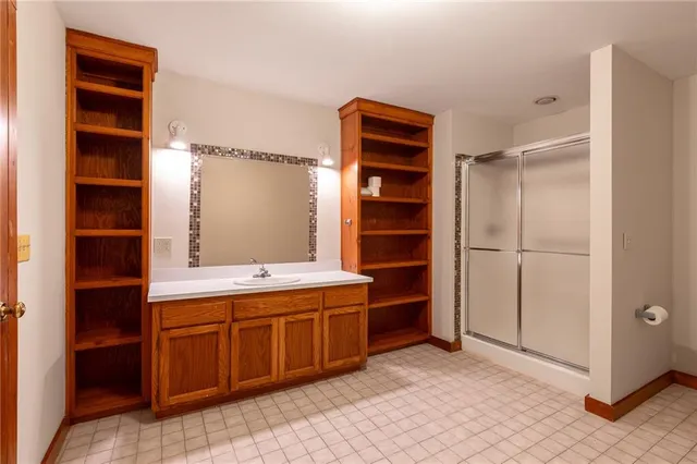 $575,000 | 5420 Northwest Foxhill Road, Parkville, MO 64152