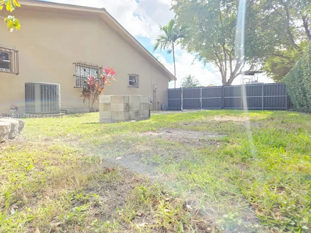 a view of a backyard