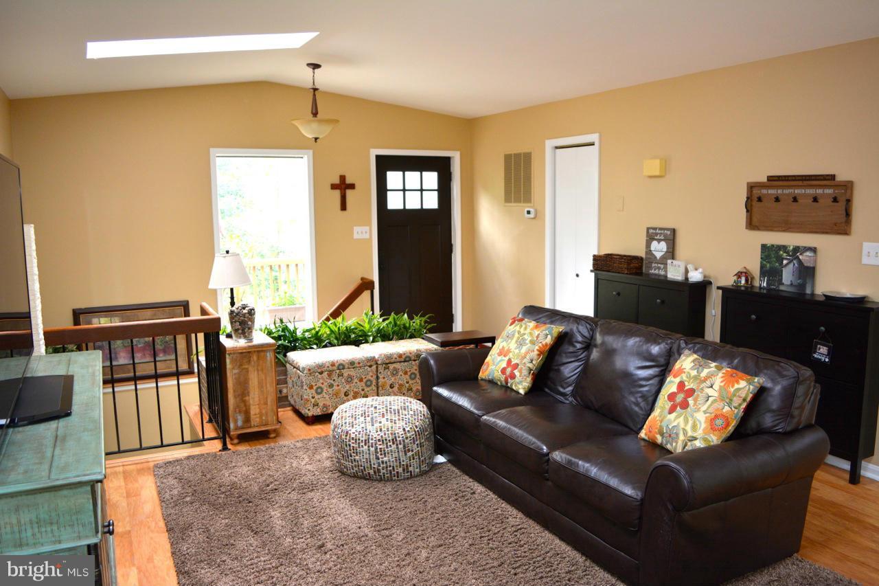 12363 Hunters Grove Road Manassas, VA 20112 - Photo 3 of 30 Living Room
