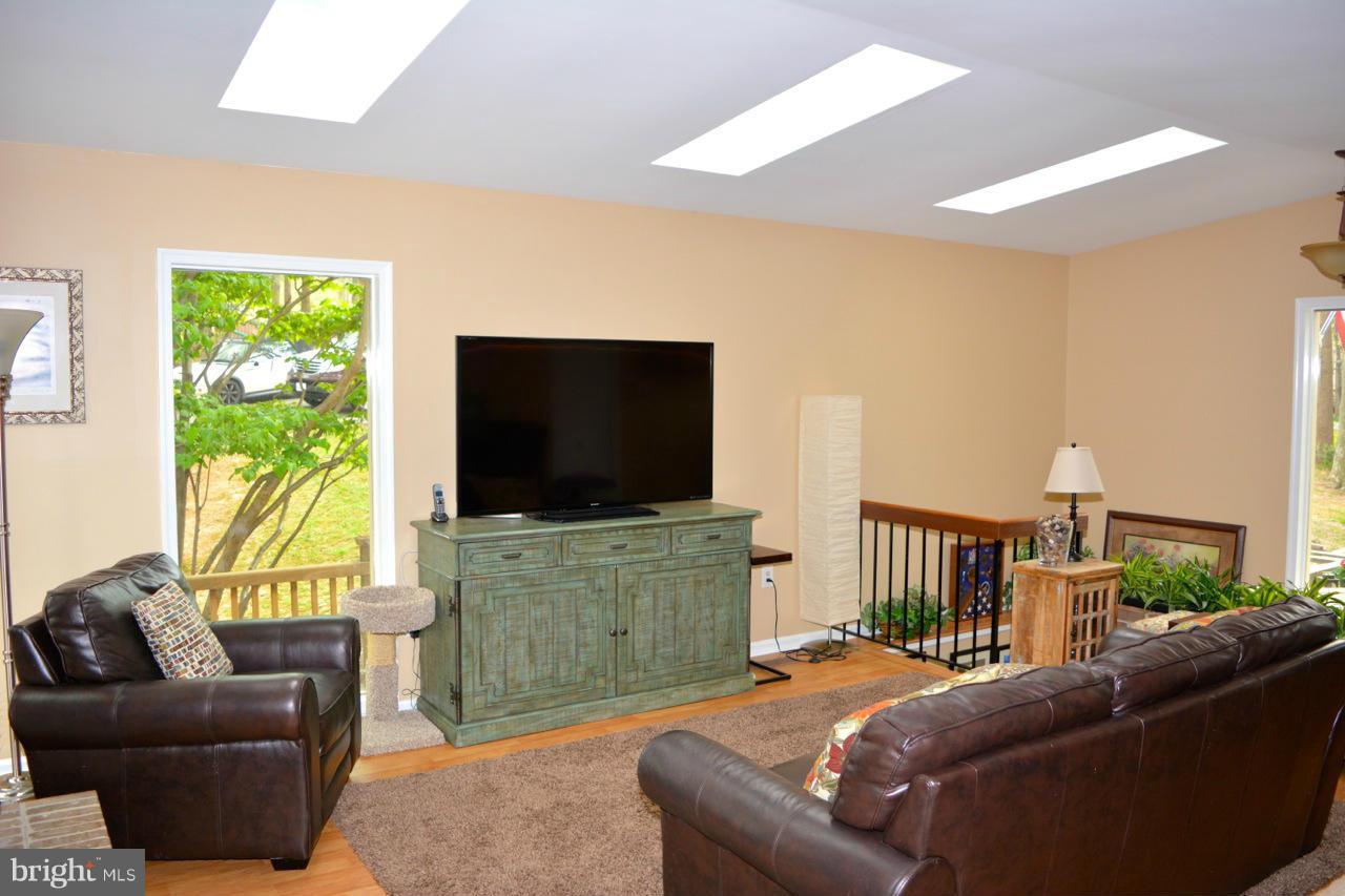 12363 Hunters Grove Road Manassas, VA 20112 - Photo 4 of 30 Living Room