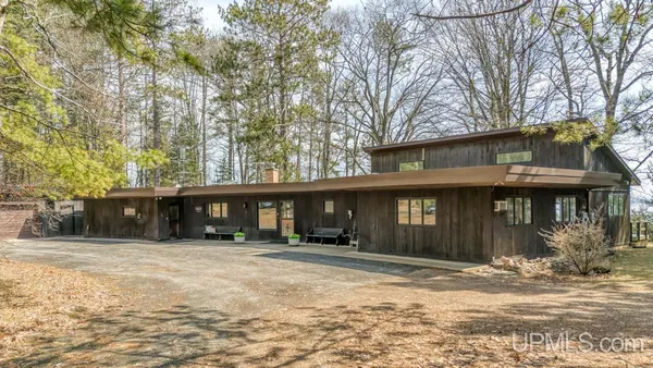 $675,000 | 701-705 North Bluff Drive, Gladstone, MI 49837