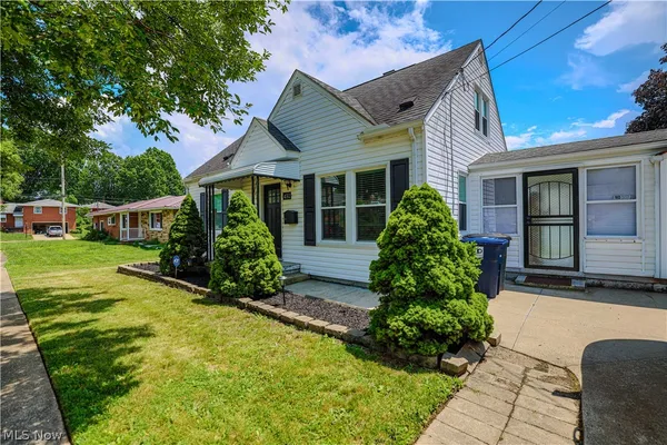 $209,900 | 492 East Woodsdale Avenue, Akron, OH 44301