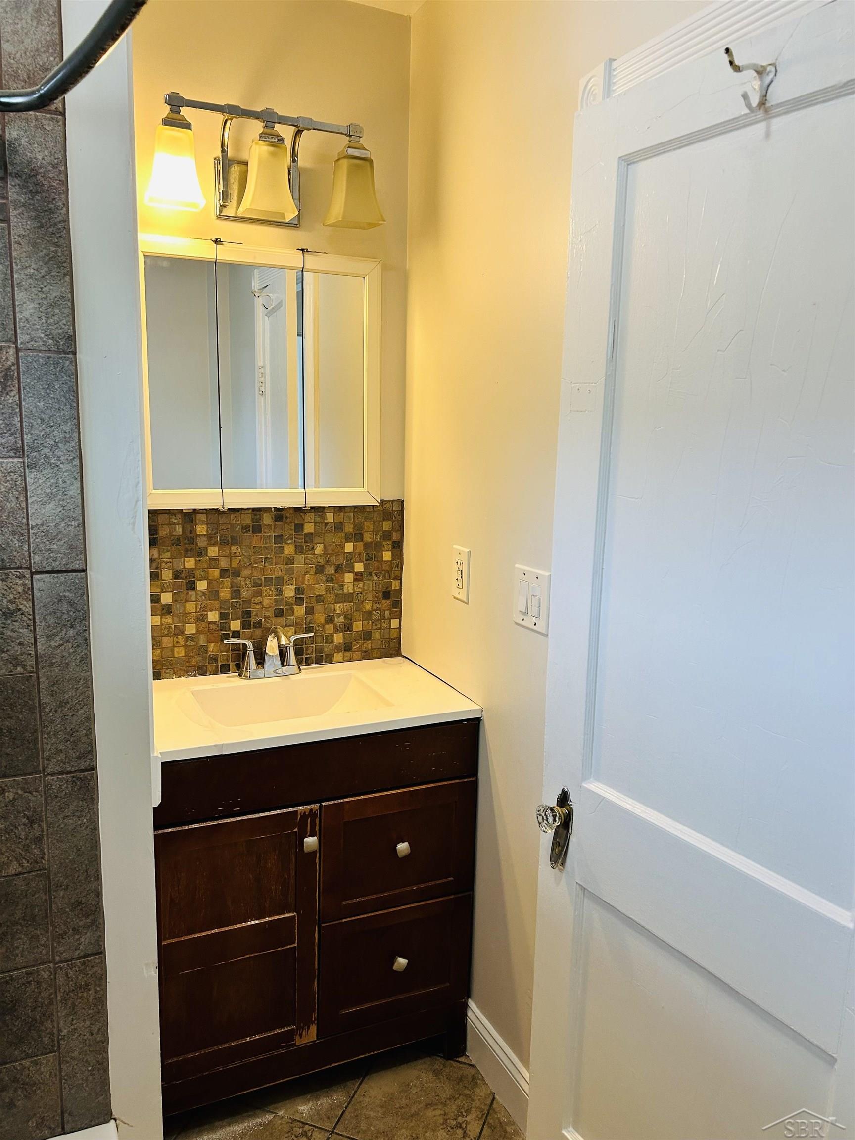 709 Stanton Street Bay City, MI 48708 - Photo 9 of 38 50123584-8.JPG