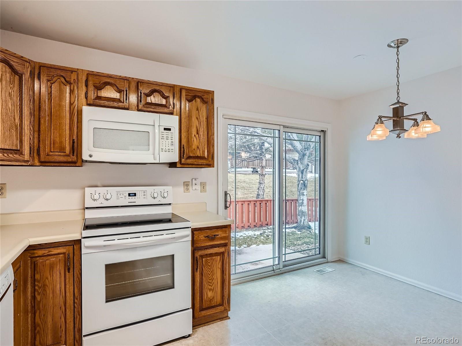 20 Sutherland Court Highlands Ranch, CO 80130 - Photo 9 of 44 Gallery Image 9