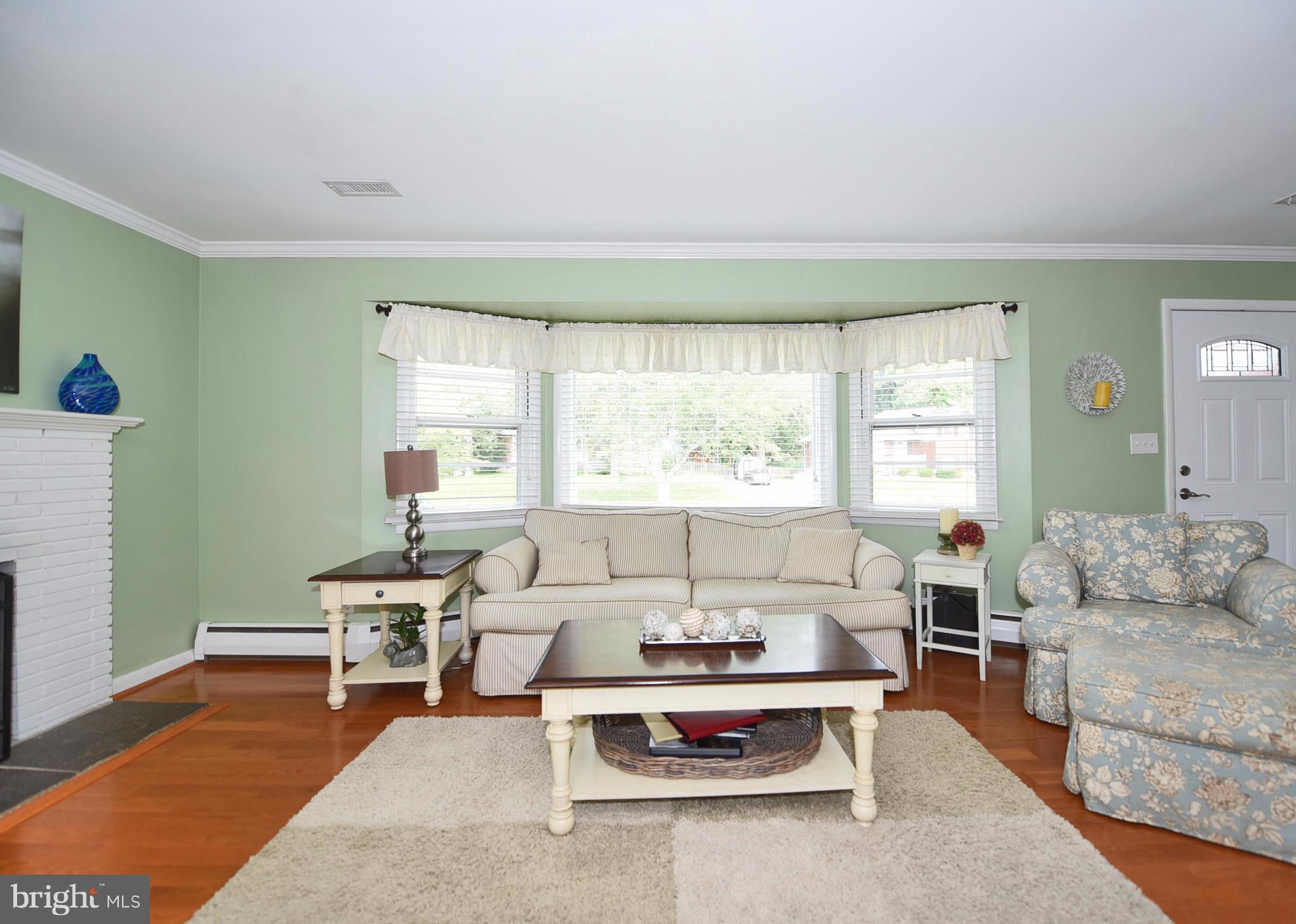 607 Seabrook Road Towson, MD 21286 - Photo 5 of 30 Living Room