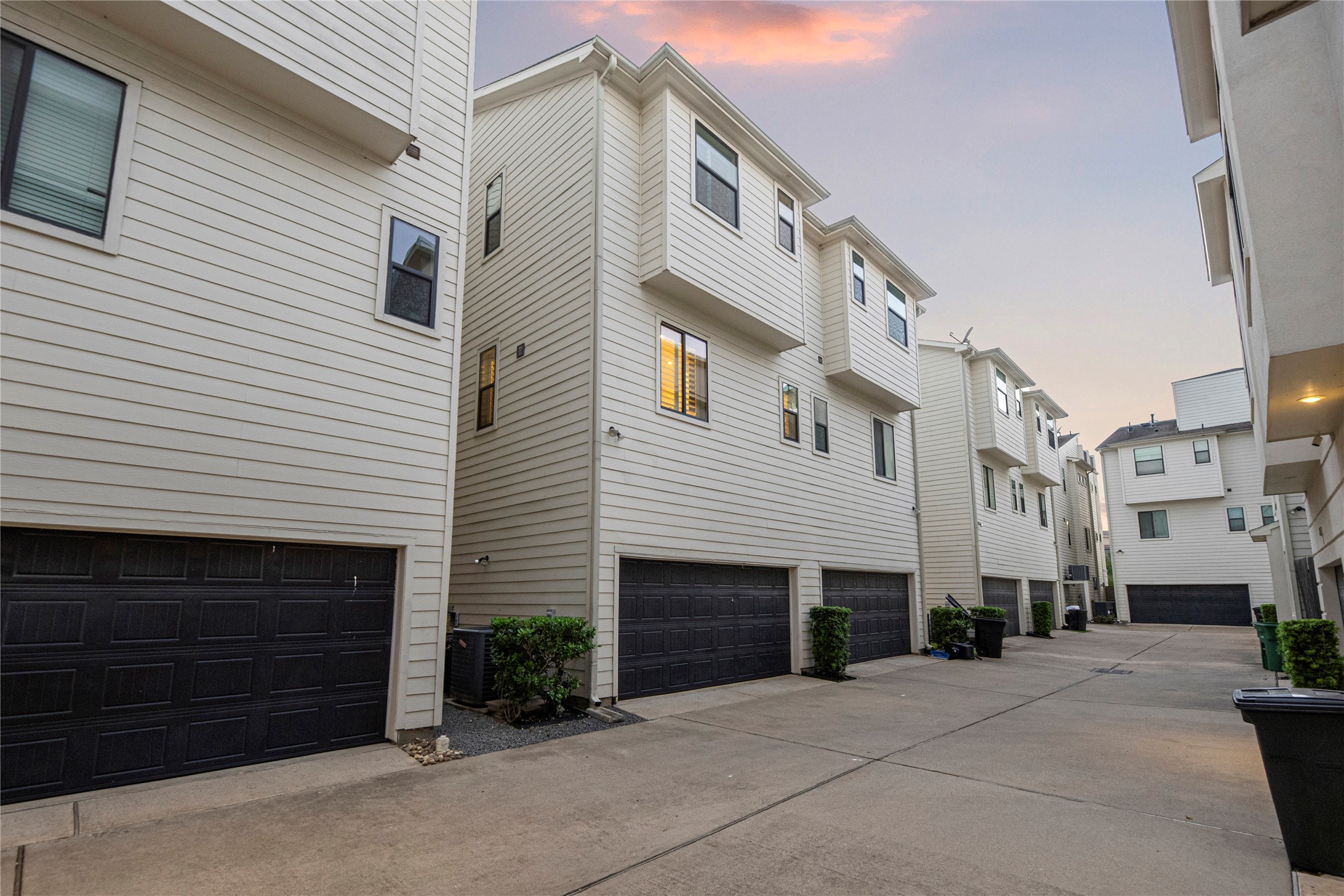 2513 B Garrow Street Houston, TX 77003 - Photo 5 of 29 Attached 2-car garage.