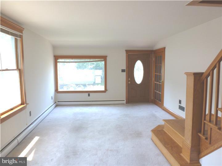 489 West County Line Road Hatboro, PA 19040 - Photo 2 of 14 Living Room