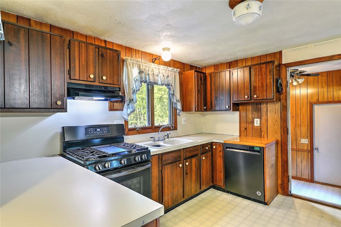 47 Chestnut Hill Road Glocester, RI 02814 - Photo 13 of 34